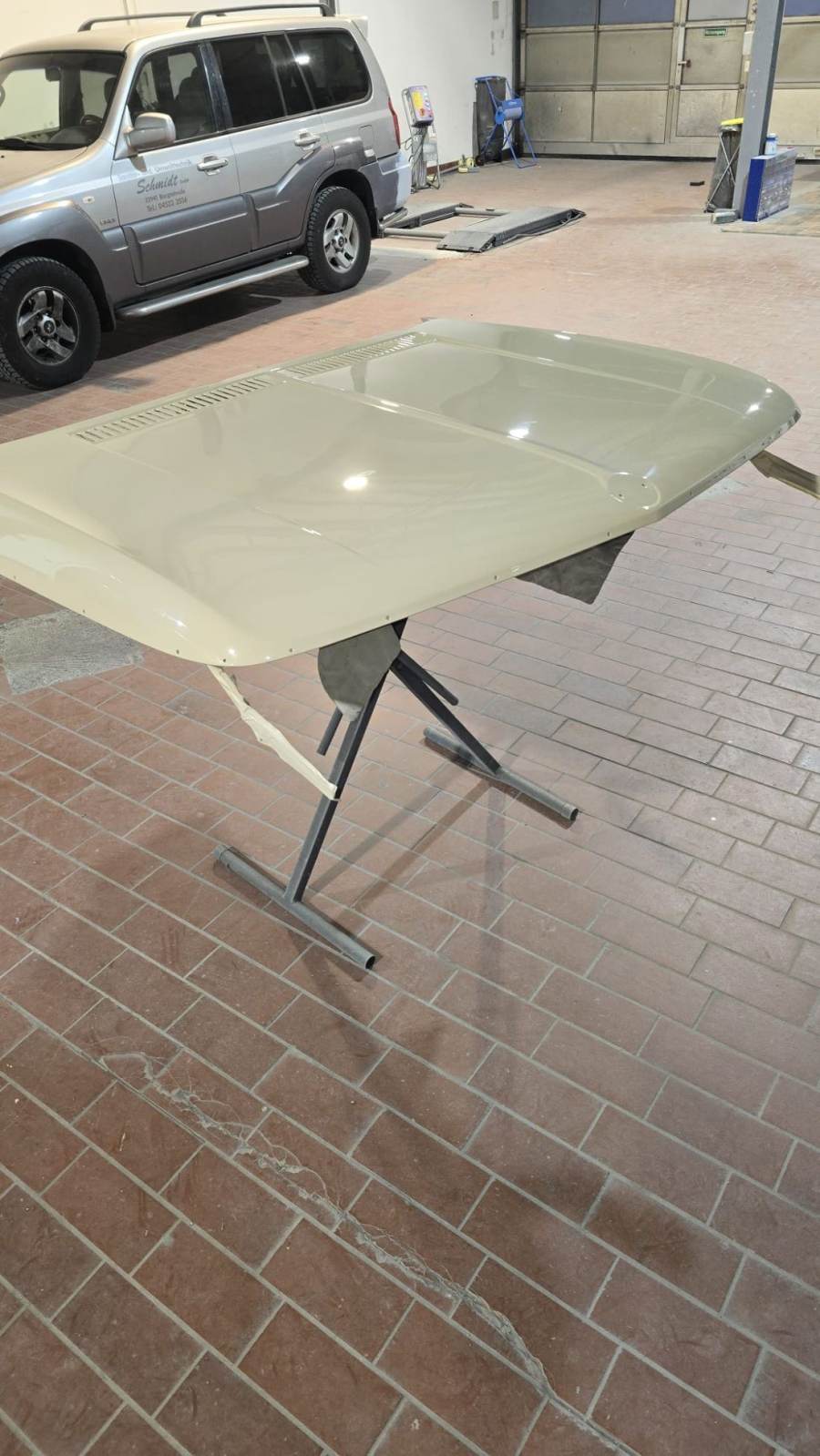 Motorhaube frisch lackiert – TRUPP KFZ-Service