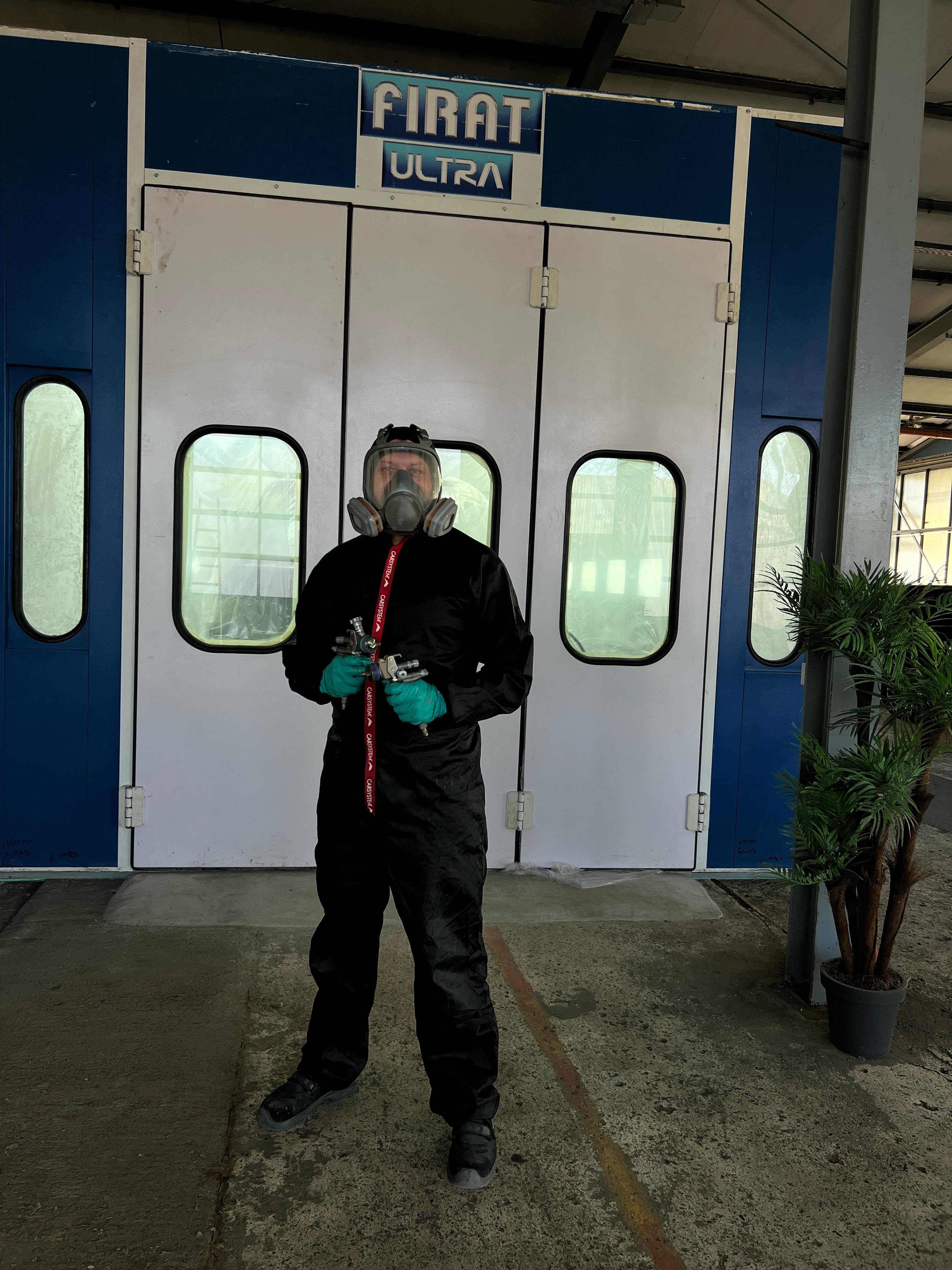 Unser Lackierer vor der Lackierkabine bei TRUPP KFZ-Service